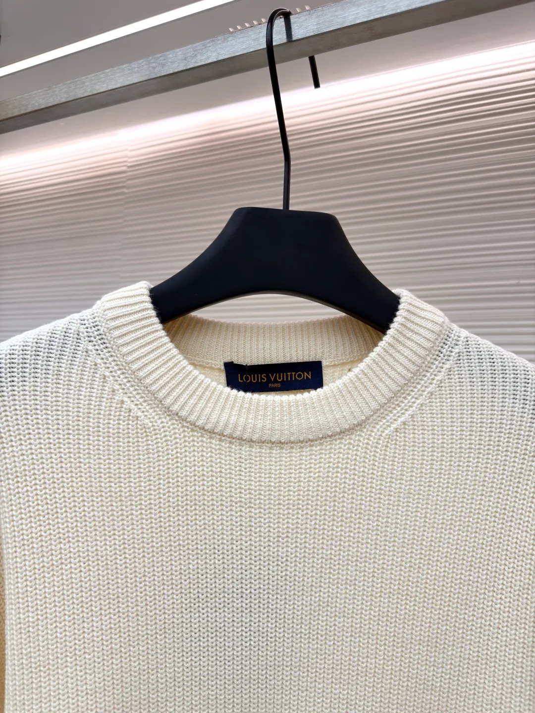 LOUIS VUITTON basic logo embroidered plain pullover knitted sweater ●Original version: 18,000 purchased and developed ●Item number: 1680919-A75 ●Fabric: cashmere fabric ●Technology: knitting ●Version: fitted version ●Weight: about 630 grams ●Size: XS-S-M-L ●Description: Embroidered cashmere crew neck sweater This cashmere crew neck sweater is ribbed knitted to create a rich texture, which combines elegant style and comfortable texture. The LV logo embroidery sits on the left hem, and casual touches can easily upgrade any look. The overall wiring is straight and delicate, the fabric is comfortable and soft, and the color is consistent without color difference. It can be matched with the same style to create a fashionable look and control various occasions. Customized accessories, complete with three standards, same style for men and women!